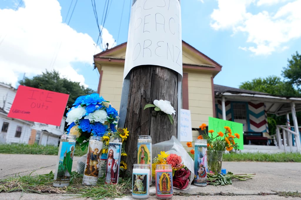 Los vecinos colocaron veladoras y carteles en un memorial improvisado en el lugar del suceso en Houston, Texas. (AP Photo/David J. Phillip)