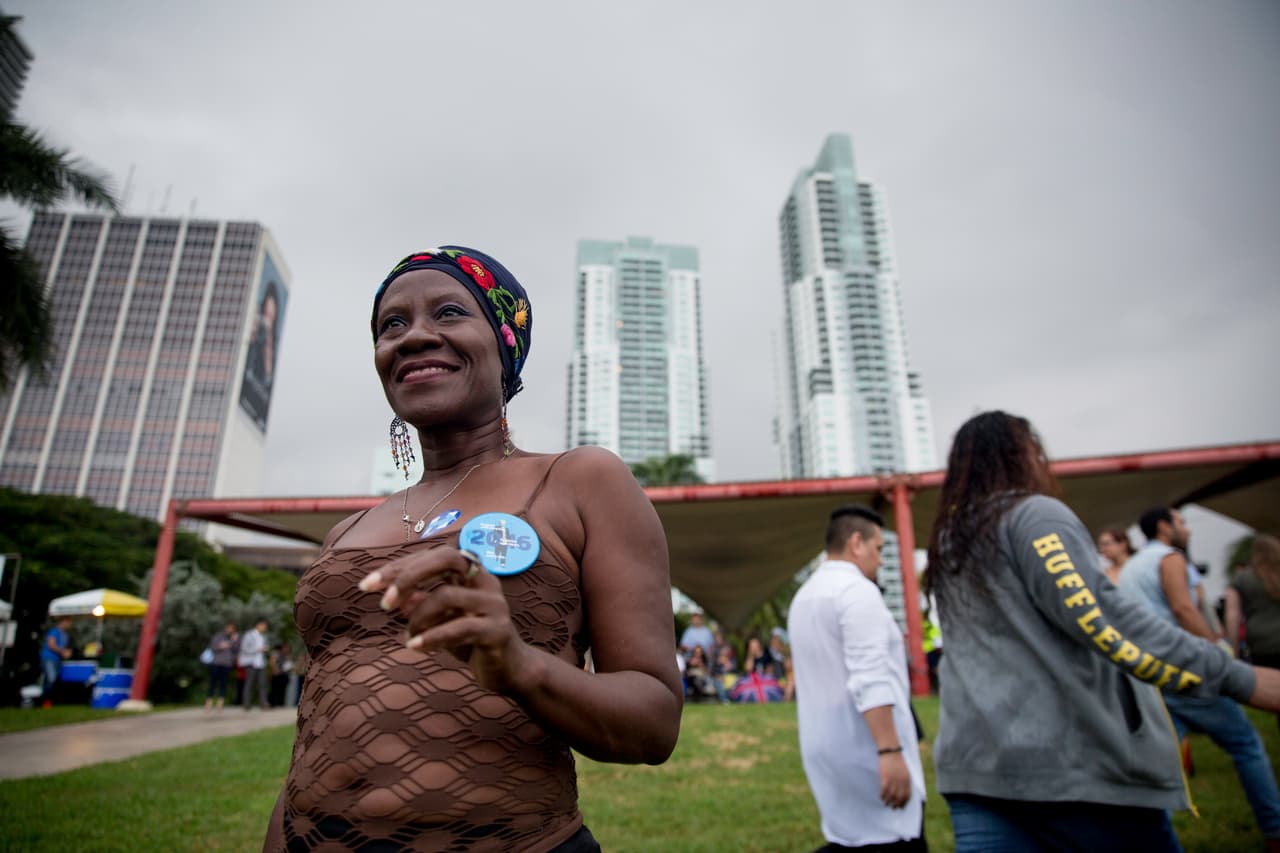 Una seguidora de Clinton espera el inicio del evento de campaña que promovió Jennifer López.