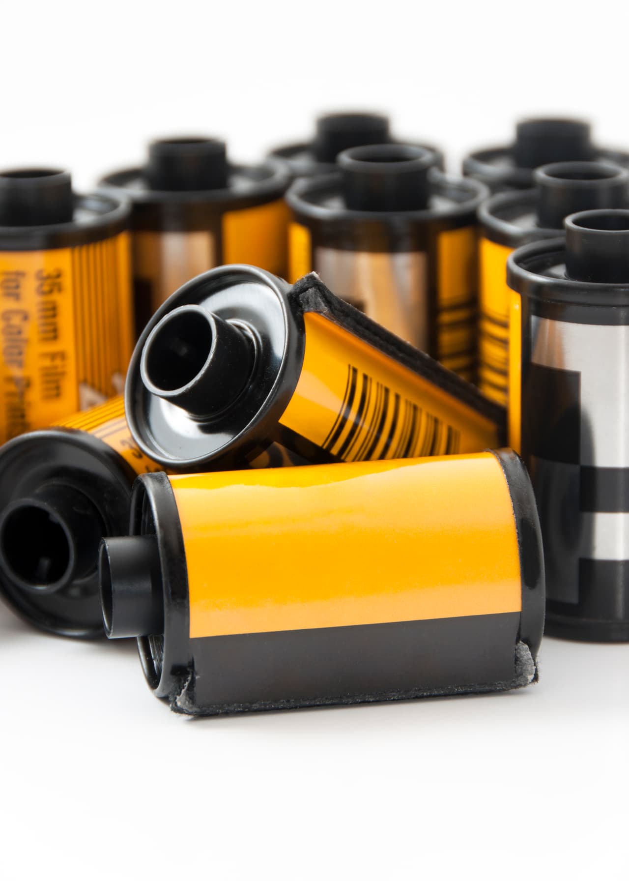 <b>Puesto 12. Fabricación de película fotográfica y químicos de revelado.</b>
<b>Entre 2009 y 2018: 47.2% menos empleos</b>. Los avances en la fotografía digital y en las cámaras de los teléfonos han significado una catástrofe para la tradicional industria de la fotografía analógica. Entre 2009 y 2019 el número de estadounidenses que trabajan en este campo se redujo casi a la mitad, pasó de 19,427 a poco más de 10,000 empleados.