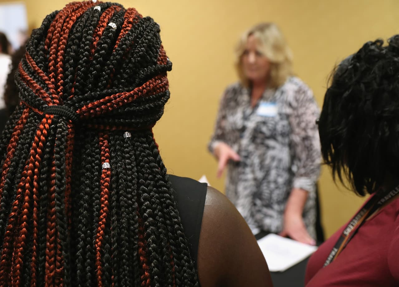 En la mayoría de los casos, la víctima tiene hasta 180 días, desde que ocurrió el acoso, para hacer una denuncia ante la Equal Employment Opportunity Commission. No hace falta contratar a un abogado. La página web de esa entidad ofrece instrucciones. Después de eso, el ente notificará al patrono y comenzará la investigación.