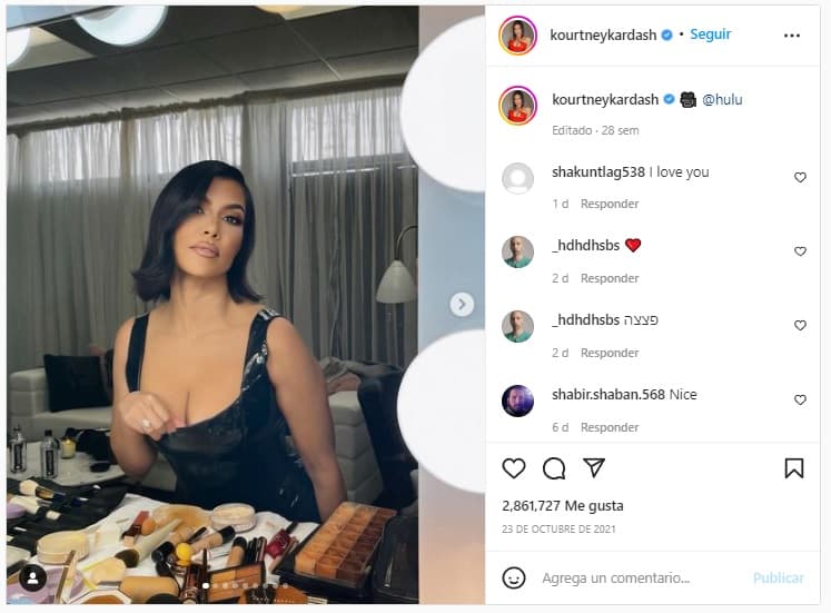 Kourtney relató a su madre que estaba sentada en el suelo doblando sudaderas, por lo que decidió quitarse el anillo y lo puso a un lado de ella pensando que "estaría seguro".
<br>