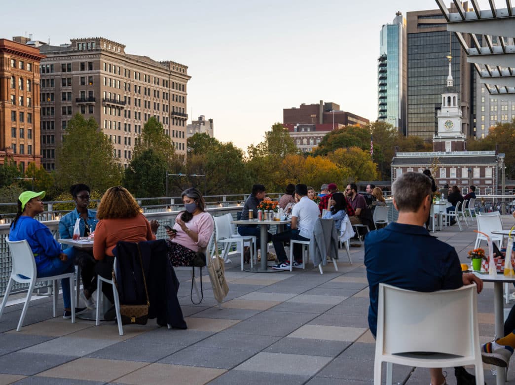 <b>COME AL AIRE LIBRE</b>. La popular experiencia gastronómica al aire libre regresa a Liberty View Terrace en el Independence Visitor Center esta primavera y trae consigo cervezas locales, cócteles especiales y bocadillos de temporada de Brûlée Catering. Terrace on Tap ofrece actividades gratuitas para niños e impresionantes vistas panorámicas del Independence Mall. El evento gastronómico regresa del 26 al 28 de marzo, dependiendo del clima, y continúa de jueves a domingo durante el verano, según la disponibilidad.