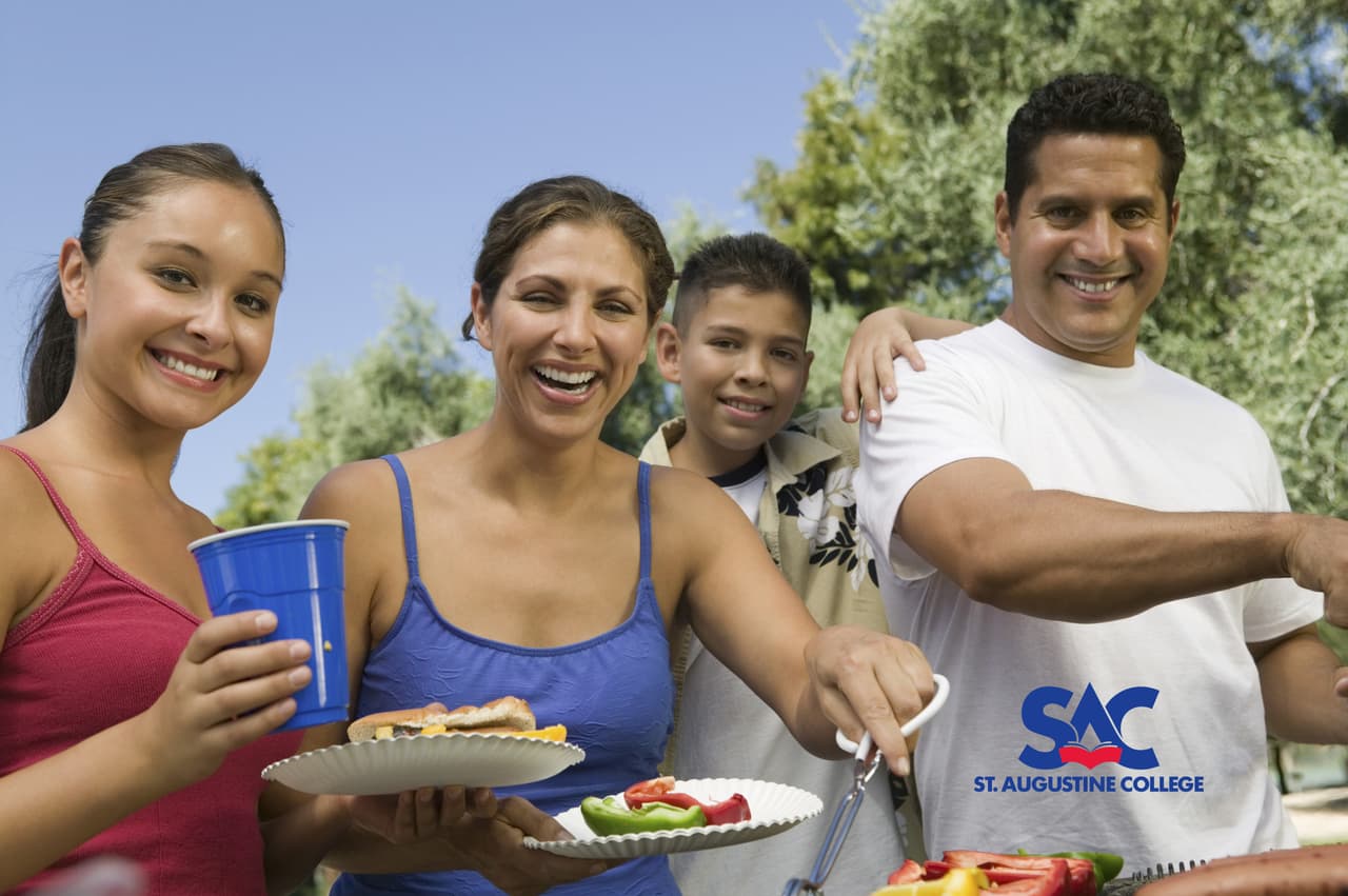 Preparar la comida en casa no sólo es bueno para su presupuesto, sino que al mismo tiempo es más saludable para usted y su familia.