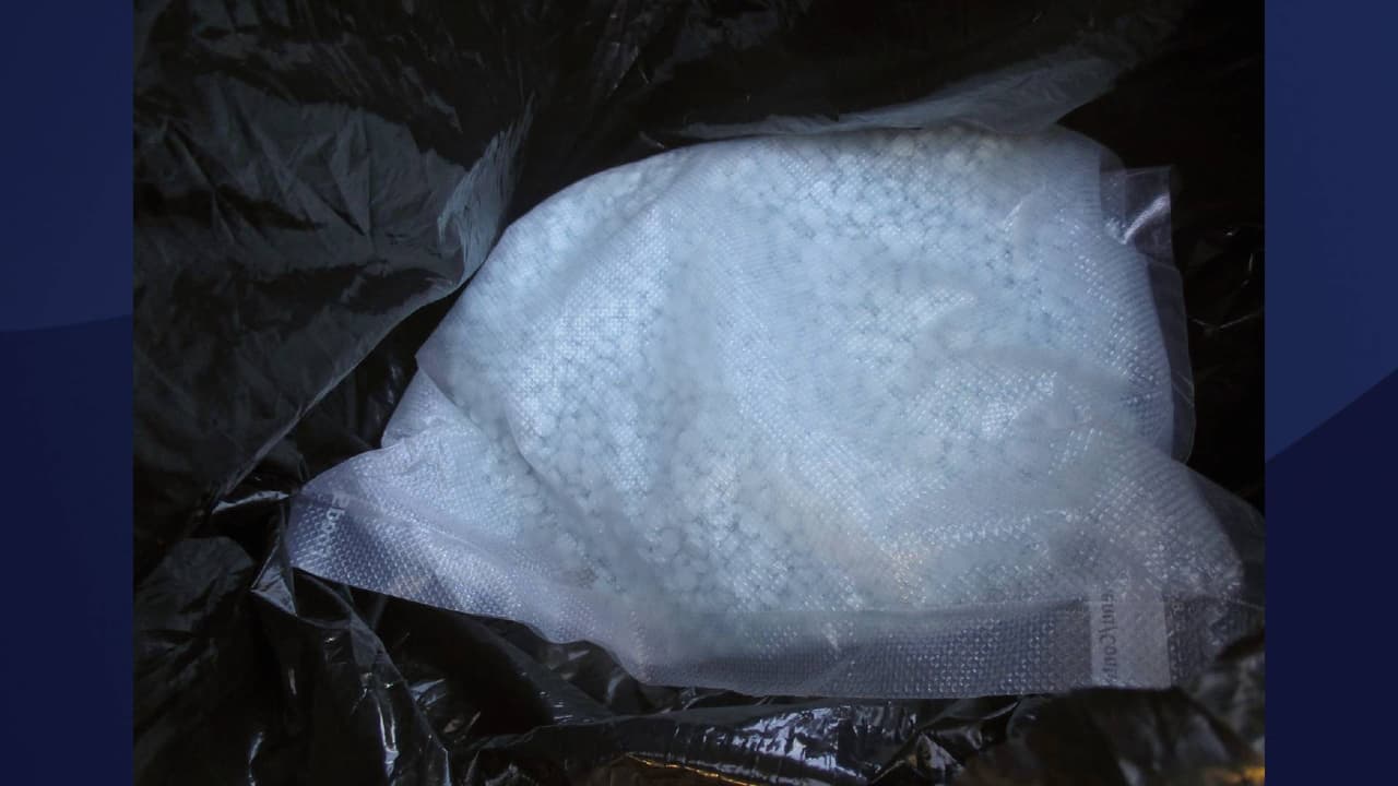 De acuerdo con las autoridades locales, agentes encontraron aproximadamente “10,000 píldoras sospechosas de fentanilo”. Según reportes,
<b>la droga incautada se habría vendido por $50,000. </b>