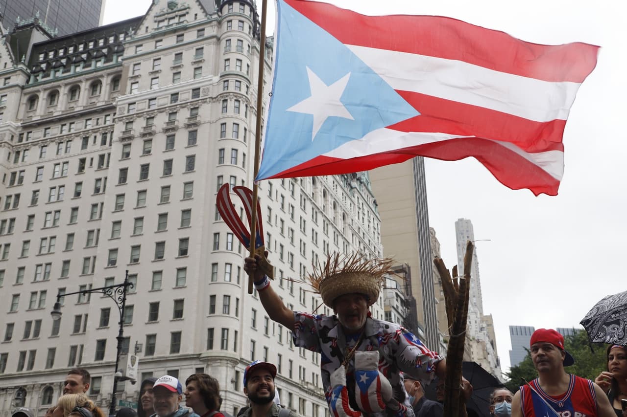 El primer desfile tuvo lugar el 13 de abril de 1958 en El Barrio, en Spanish Harlem. Años después, Fifth Avenue/ Quinta Avenida se ha convertido en el escenario de este desfile lleno de azul, blanco y rojo, representando el orgullo boricua.