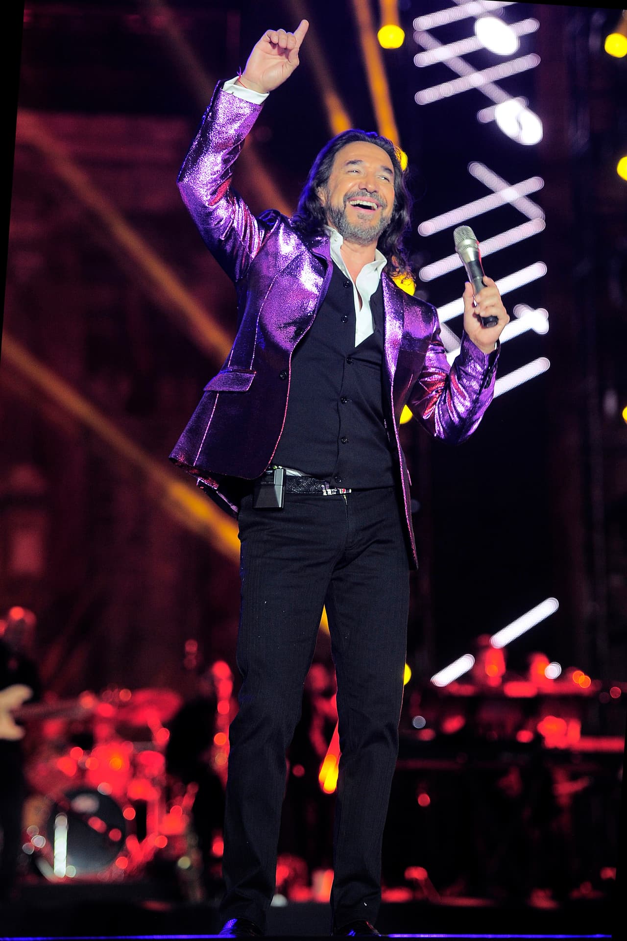 Marco Antonio Solís tiene la facultad de hacer cantar, bailar y soñar a su público. Tiene canciones para toda ocasión. Con 'La Venia Bendita', el talento de 'El Buki' todavía tiene mucho que ofrecer.
