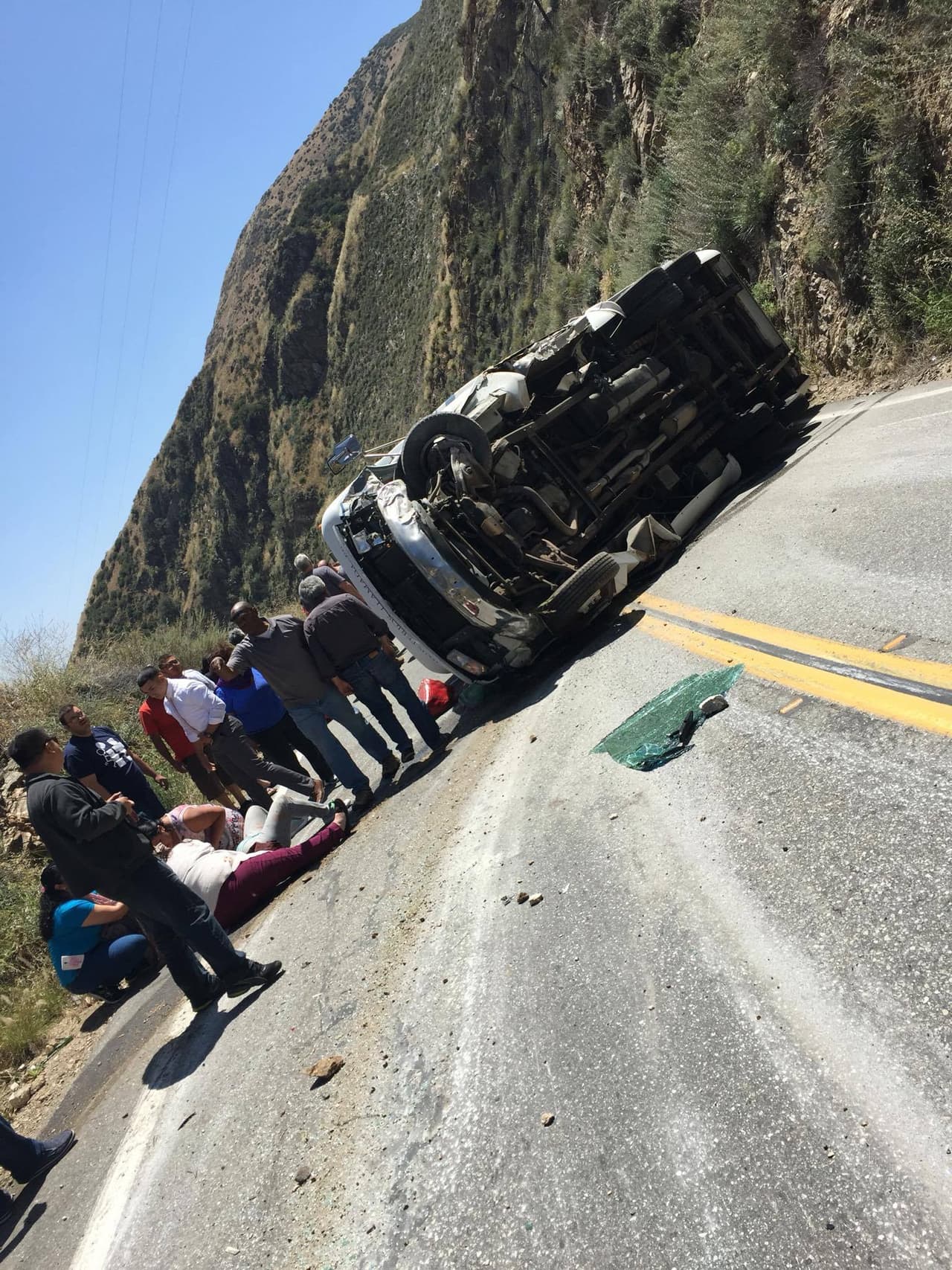 Conductores ayudaron a los lesionados de un accidente sobre la autopista 330 en San Bernardino.