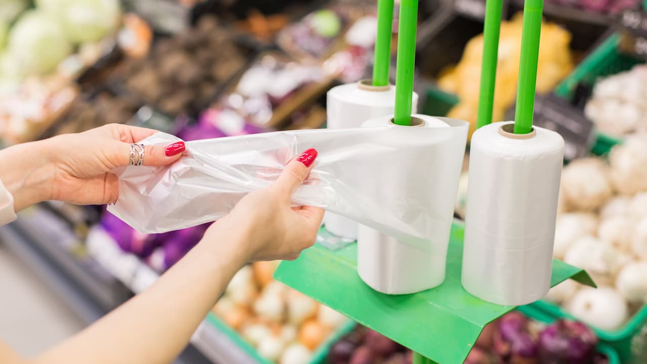 California se convierte en el primer estado en prohibir las bolsas plásticas en supermercados