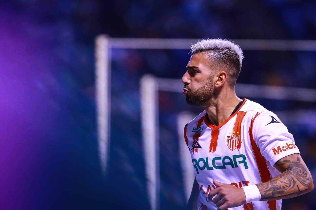 Necaxa evitó la derrota en el inicio de la Jornada 9 ante Puebla con un gol tardío de Agustín Oliveros que silenció el Estadio Cuauhtémoc. La Franja inició ganando con un tanto de Martín Barragán al minuto 15. Pero Facundo Batista encontraría el empate en el amanecer del segundo tiempo. Después Jordi Cortizo daría la vuelta para Puebla con un golazo que fue opacado por la acción de Oliveros.