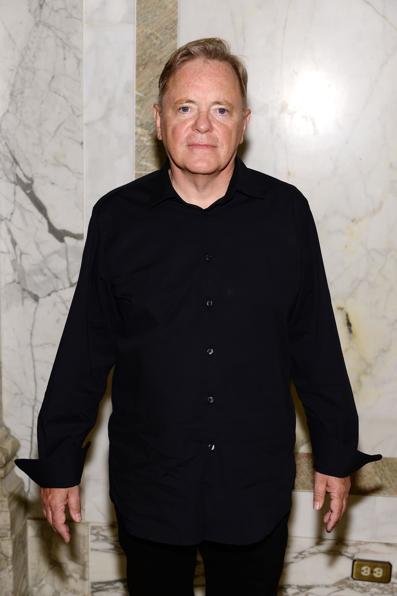 BERNARD SUMNER. "Muy conmocionado y entristecido al ver las noticias de esta mañana y escuchar acerca de la muerte de David Bowie. Siempre lo miraba y pensaba, sí - él es el verdadero negocio, indiscutiblemente bueno, un mascarón de proa para toda una serie de músicos, estoy seguro..."