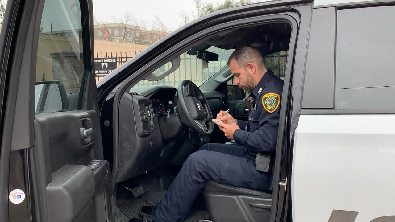 Estas situaciones tienden a tornarse tensas porque es el conductor quien tiene el control de lo que pasa dentro del automóvil mientras que el oficial solo puede ver a través de las ventanas que es lo que está pasando, comentó Robles.