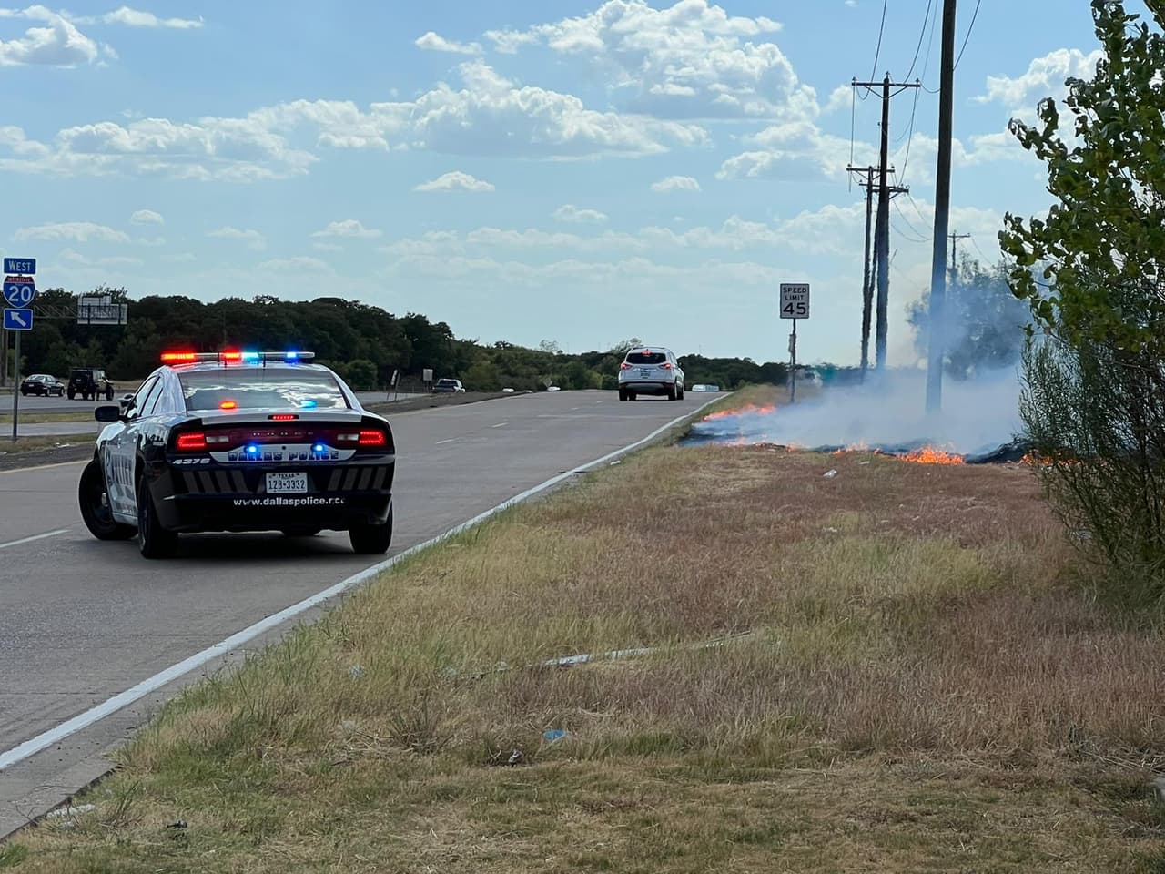 El Departamento de Bomberos de Balch Springs confirmó que el incendio comenzó con un
<b><a href="https://www.univision.com/local/dallas-kuvn/la-chispa-de-una-podadora-fue-la-causa-del-incendio-que-acabo-con-mas-de-20-casas-en-balch-springs-video" target="_blank">chispazo de una podadora de césped</a></b> que rozó con un metal y
<b>prendió rápido por lo seco del área</b>.
