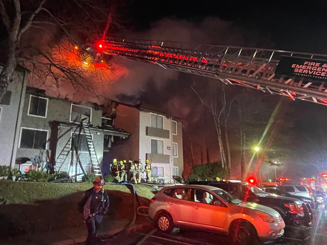 Durante la inspección, los bomberos encontraron un incendio intenso en la parte trasera del edificio.
<br>
<br>El incendio fue controlado a las 10:31p.m.