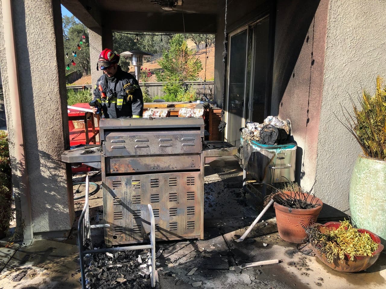Después de utilizarla remueve toda la grasa de la parrilla y el fondo.