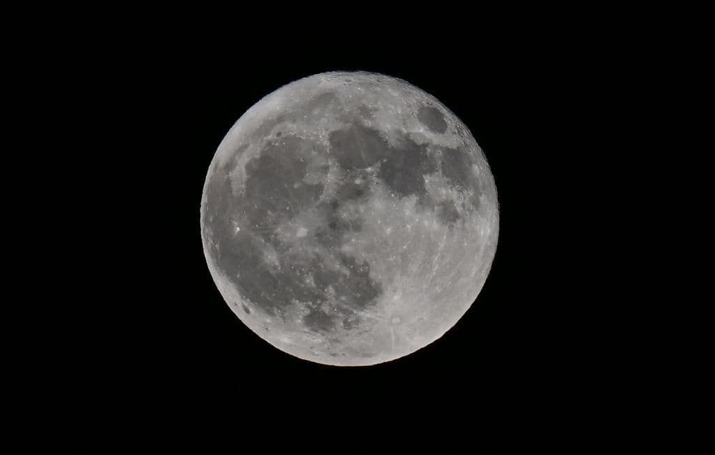 La superluna azul no se ve de ese color. El astrólogo
<b>Richard Nolle</b> acuñó ese término en 1979 para describir cuando la órbita de la Luna está más cerca de la Tierra y la luna está llena.