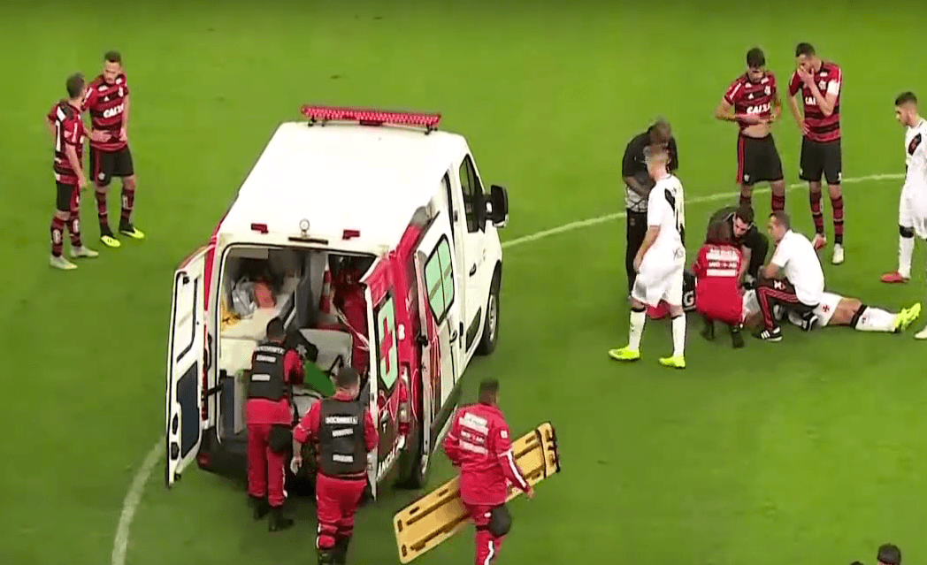 Lo primero fue sacar una camilla entablada para estabilizar el cuerpo del jugador en cancha.