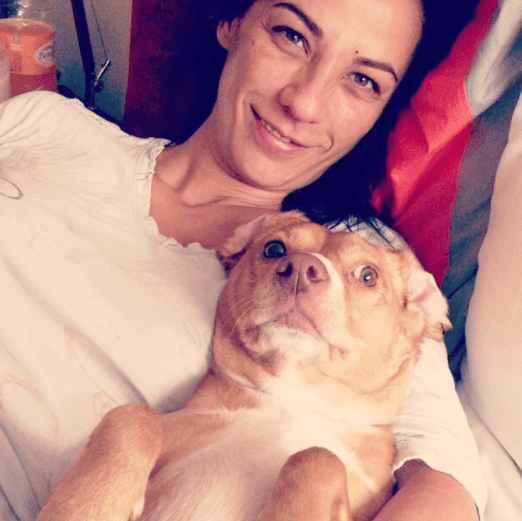 Ya sea de día o de noche, alguna de sus mascotas siempre la acompañan. Con esta instantánea Consuelo Duval y 'Chuleta’ le dan los buenos días a sus fans.
<br>
<br>