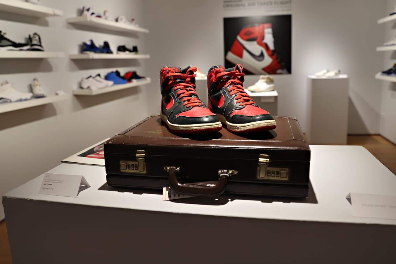 Ahora van por los tenis: asaltan tienda de sneakers en Santa Clara