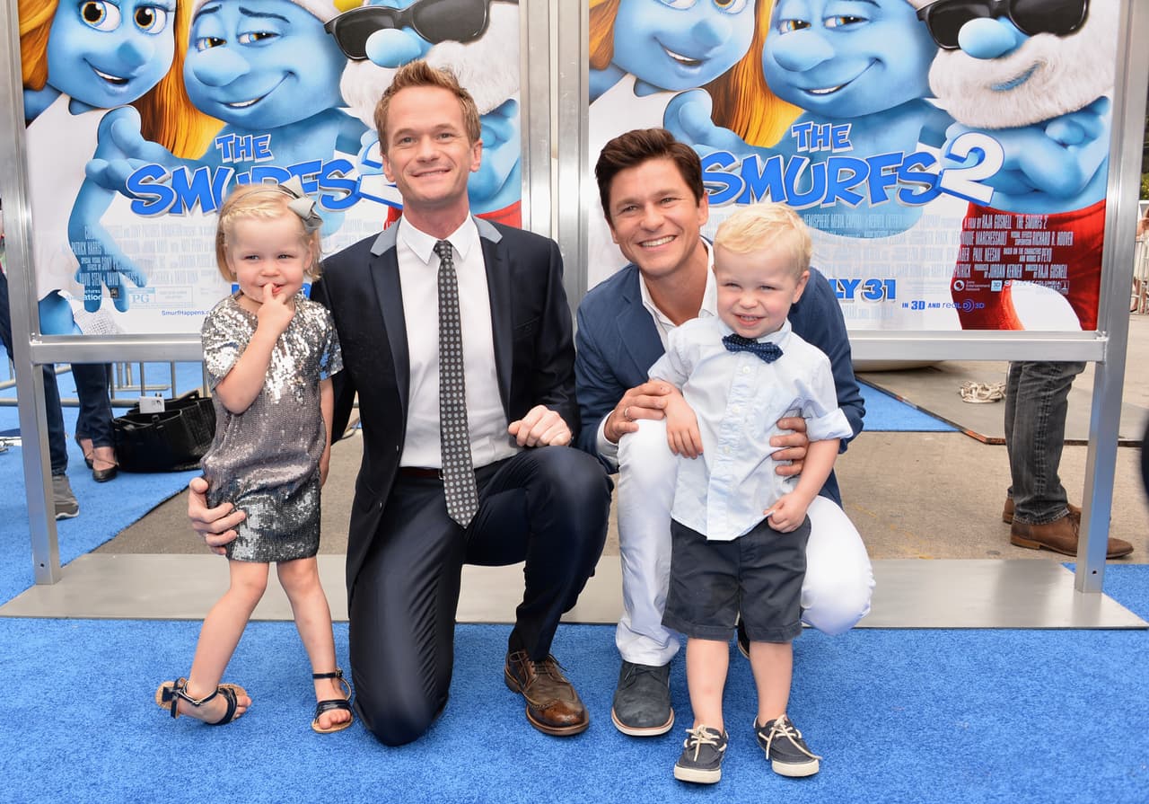El actor Neil Patrick Harris y Gideon Scott Burka-Harris, quienes están casados, llevaron a sus hijos gemelos a la premier de “Los Pitufos 2” en el año 2013.
