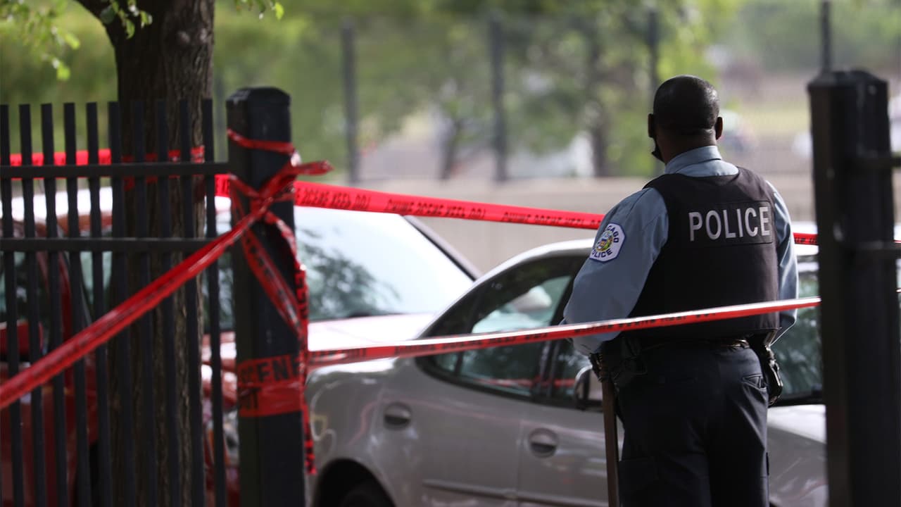Reportan a un hombre en estado crítico tras ser baleado en Irving Park