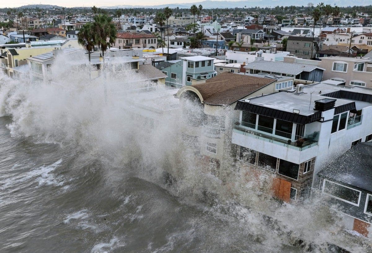 La arena también fue desplazada por las corrientes, evidenciando el desgaste de las playas y la pérdida de las barreras levantadas para contener el avance del océano. Long Beach figura entre los sitios afectados, donde las marejadas destruyeron bermas y provocaron inundaciones en calles y viviendas de la Península de Alamitos.