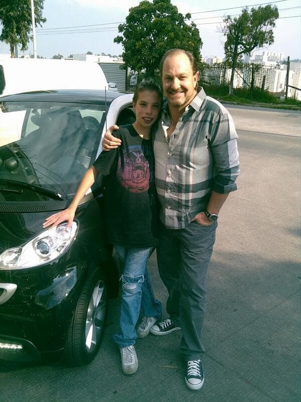 En agosto de 2017, se supo que
<b>Gabriel Moreno Bernat, </b>hijo de Mario Moreno Ivanova,
<b><a href="https://www.univision.com/entretenimiento/nieto-de-cantinflas-entra-a-clinica-de-rehabilitacion-gracias-a-su-madrastra" target="_blank">ingresó a la clínica de rehabilitación </a></b>para adictos de la que es propietario el exboxeador Julio Ce´sar Chávez. El joven llevaba tiempo viviendo en las calles de la Ciudad de México; sin embargo, su madrastra, Abril del Moral, le ayudó a entrar a esta clínica.