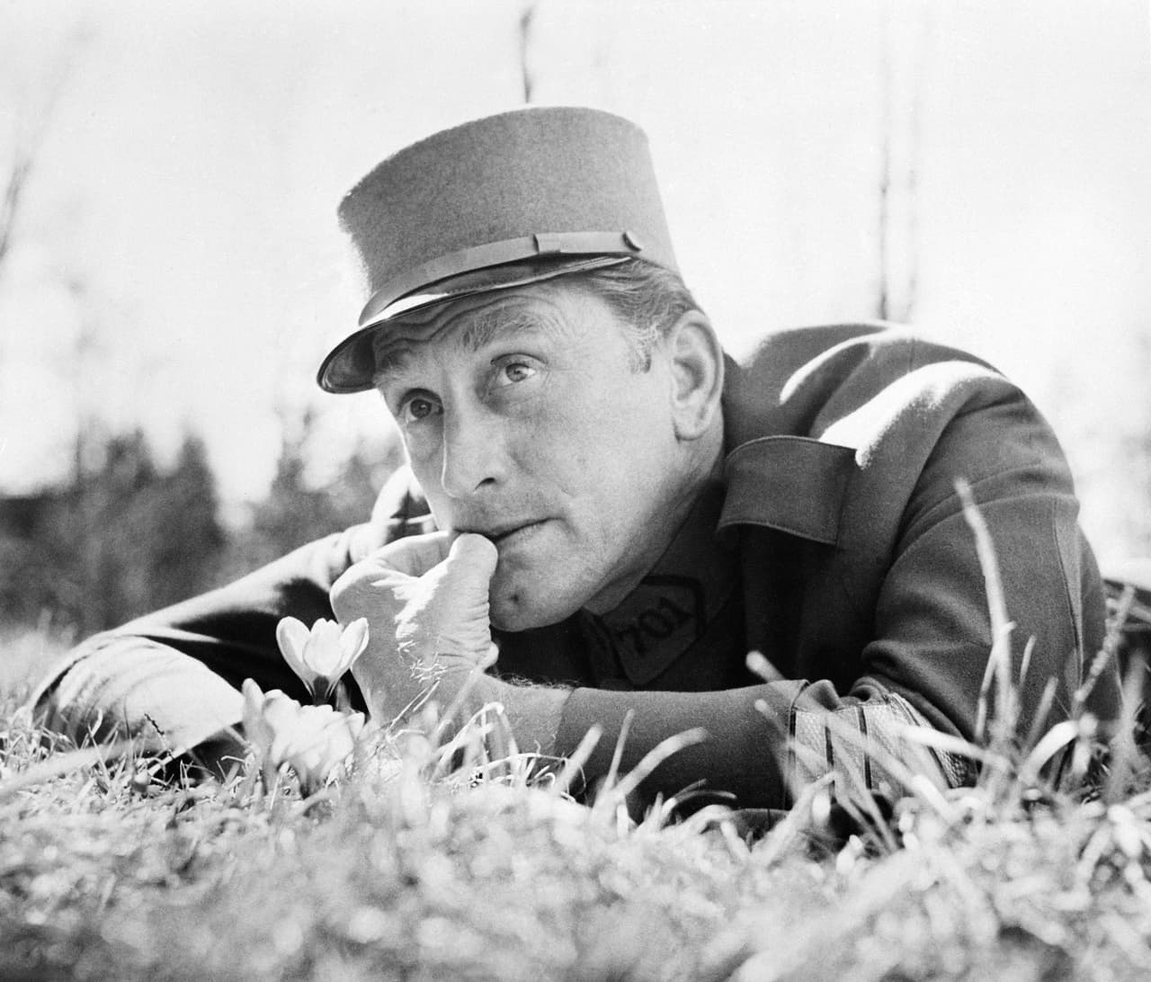 Douglas también se destacó por películas de guerra como 'Senderos de Gloria' (1958) -en la imagen-, '¿Arde París?' (1966), o westerns como 'Duelo de titanes', (1957).