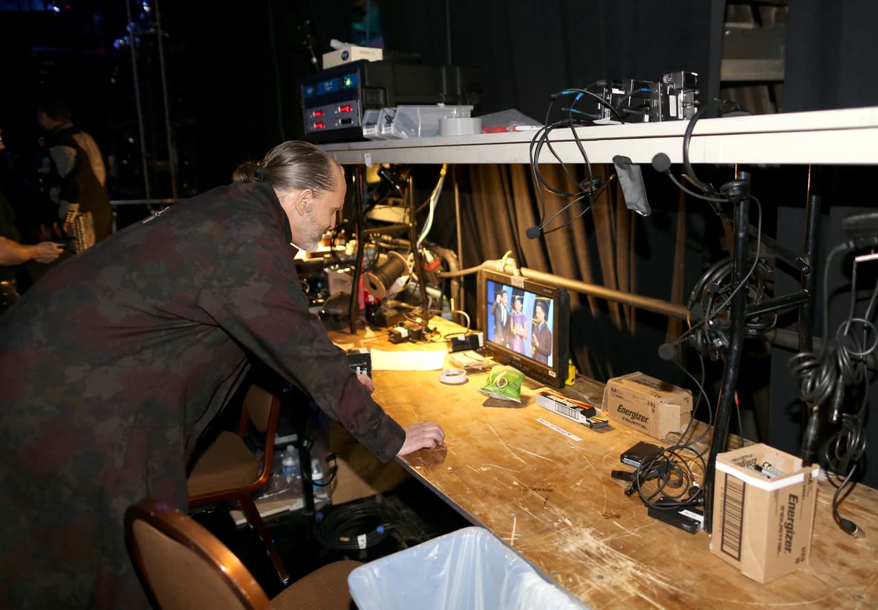 Bosé como todo un perfeccionista, checó cada detalle de sus momentos en la ceremonia de 2014.