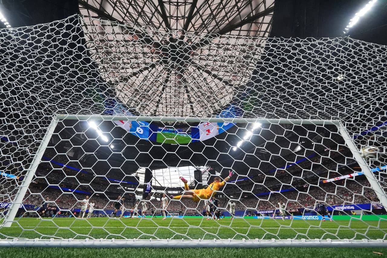 Otro ángulo del primer gol de Argentina.