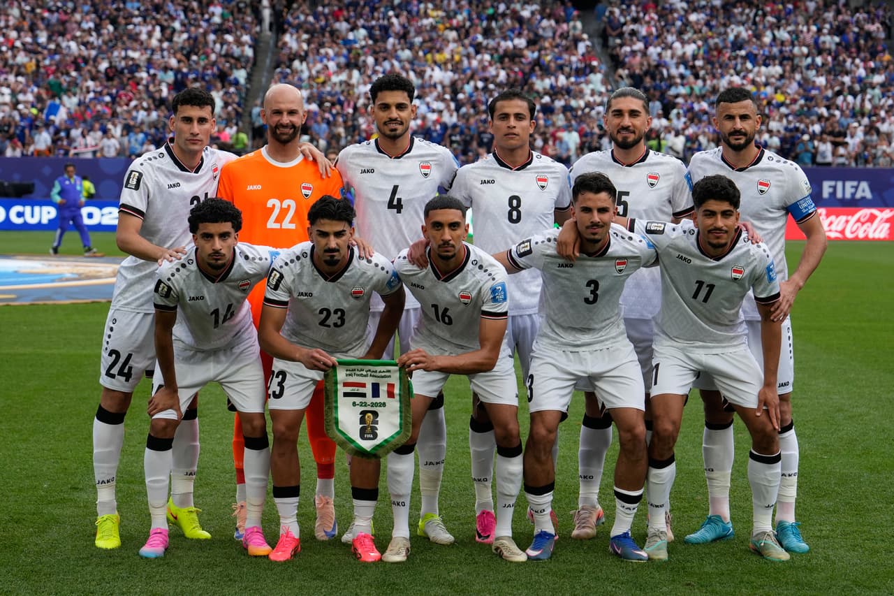 Jugadores de Irak posan para una foto de grupo antes del partido de fútbol del Grupo I de la Copa del Mundo entre Francia e Irak en Filadelfia, el lunes 22 de junio de 2026.