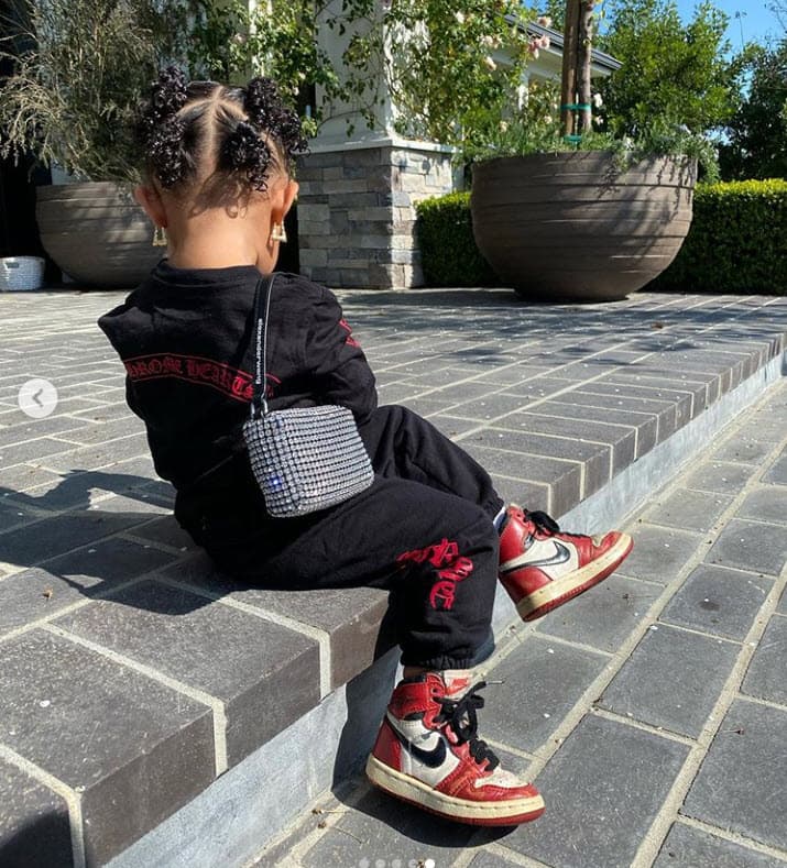 La hija de la empresaria, de 22 años, y el rapero Travis Scott, de 27, apareció con un conjunto de pants de la marca Chrome Hearts, con valor de
<b>245 dólares</b>, de acuerdo con una reseña del sitio
<b><a href="https://www.hotnewhiphop.com/kylie-jenner-shares-adorable-photos-of-stormi-looking-all-grown-see-pics-news.104877.html" target="_blank">Hot New Hip Hop</a></b>.
<br>