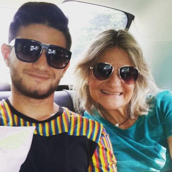 El futbolista Homero Calderón y su madre, Carolina Gazui.