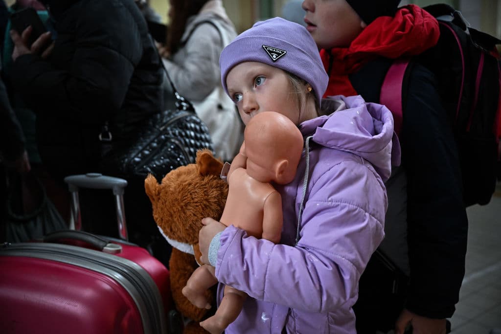 <b>"Niños han sido asesinados; niños han sido heridos. Los niños están profundamente traumatizados por la violencia que ven a su alrededor.</b> Debemos proteger a todos los niños de Ucrania. Ya mismo. Necesitan paz", dijo la directora ejecutiva de Unicef, Catherine M. Russell.