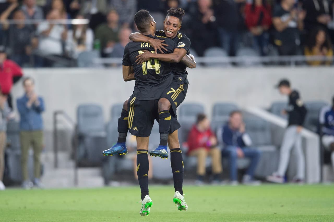 Al minuto 32' el mediocampista canadiense Mark-Anthony Kaye (14) anotó el primer gol de los locales tras asistencia de Carlos Vela.