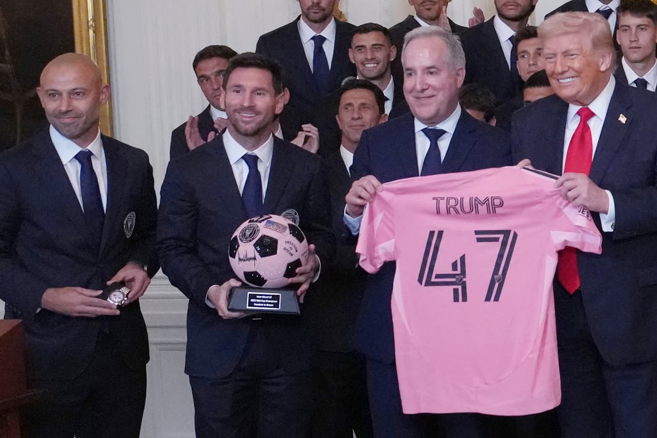 El presidente Donald Trump posa con Javier Mascherano, Lionel Messi y el copropietario del Inter Miami, Jorge Mas en la Casa Blanca, el jueves 5 de marzo de 2026, en Washington. (Foto AP/Julia Demaree Nikhinson)