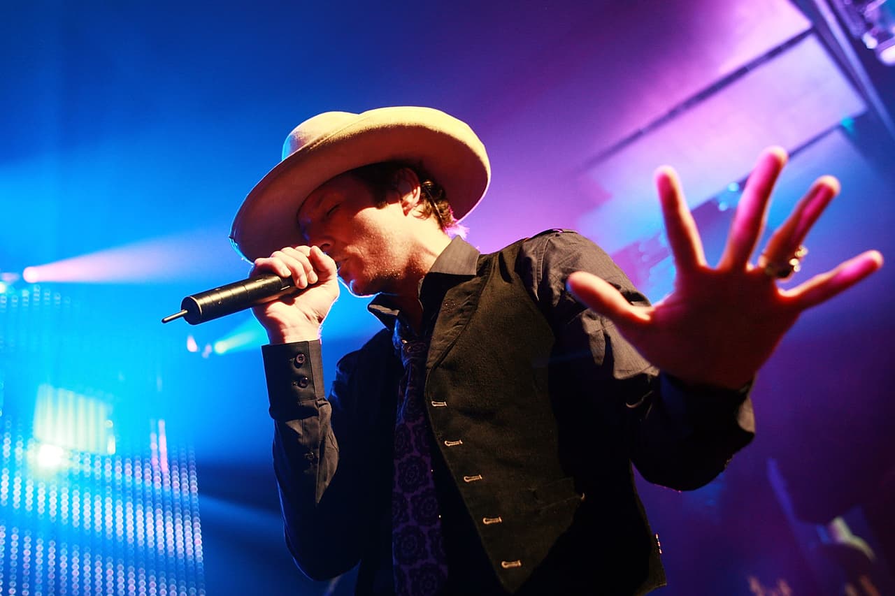 El rockero de 48 años fue encontrado muerto en el autobús que lo llevaba de gira por Minessotta con su nueva banda The Wildabouts.