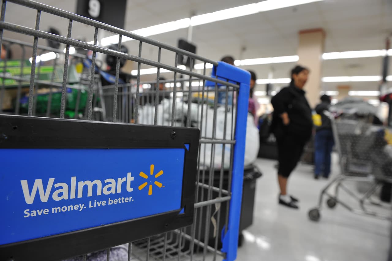 A partir del 24 de marzo, las tiendas Walmart organizarán un evento de compras para adultos mayores de una hora todos los martes para clientes de 60 años o más. Esto comenzará una hora antes de que se abra la tienda. Las tiendas tendrán límites para los clientes en ciertas categorías, incluidos productos de papel, leche, huevos, productos de limpieza, desinfectante para manos, agua, pañales, toallitas, fórmula y alimentos para bebés.