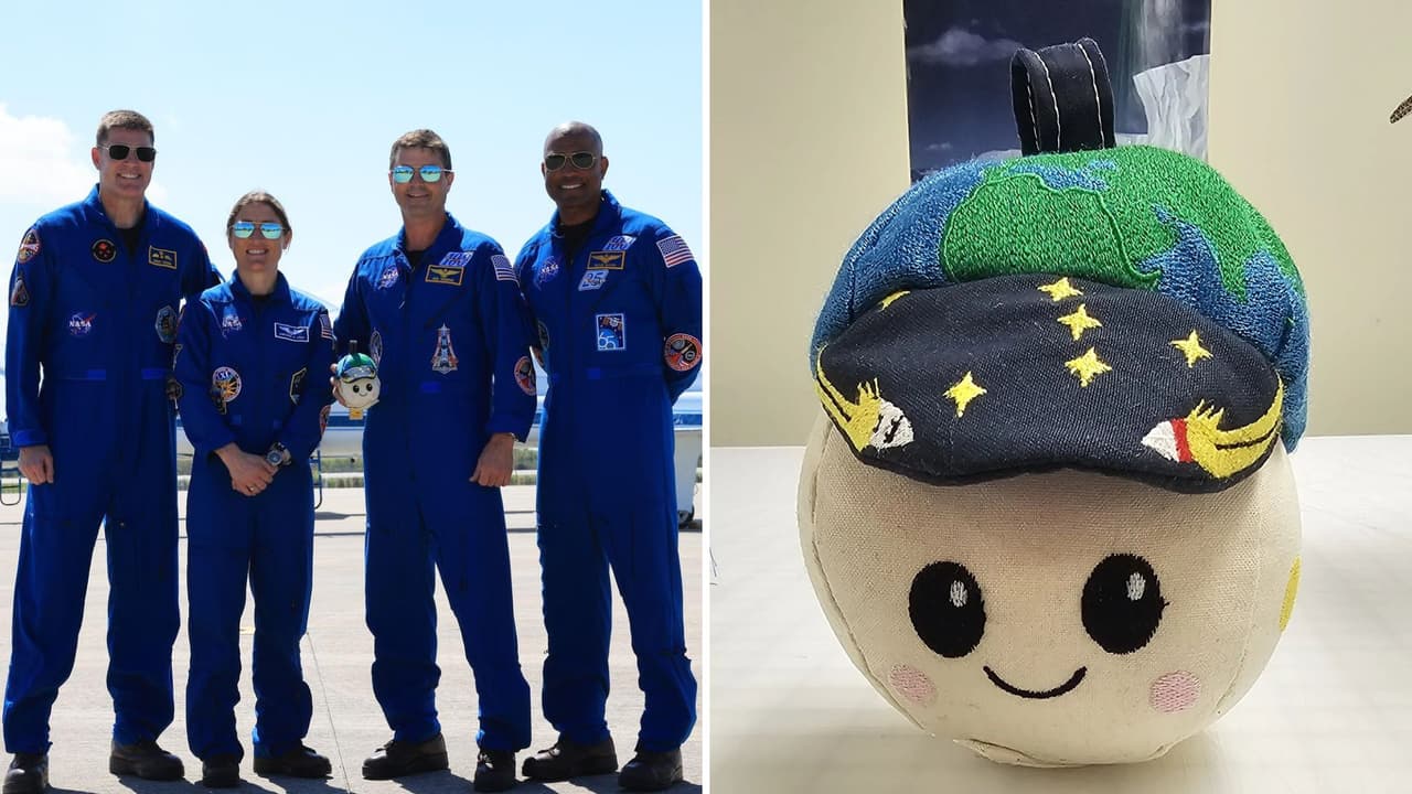 RISE, el peluche de Lucas Ye, un niño de California, que viaja en la misión de Artemis II.