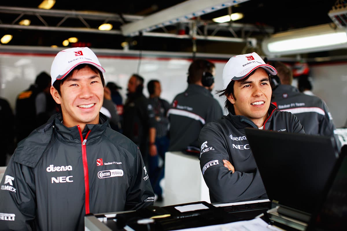 Checo Pérez (derecha) junto al japonés Kamui Kobayashi (izquierda) pilotos del equipo Sauber en 2011.