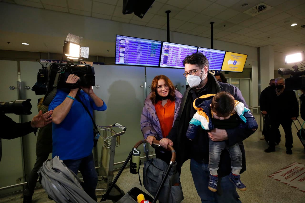 Manolis Androulakis, cónsul griego en Mariupol, al llegar al aeropuerto de Spata (Grecia) después de una travesía de cuatro días tras haber salido de la asedida ciudad portuaria en Ucrania.