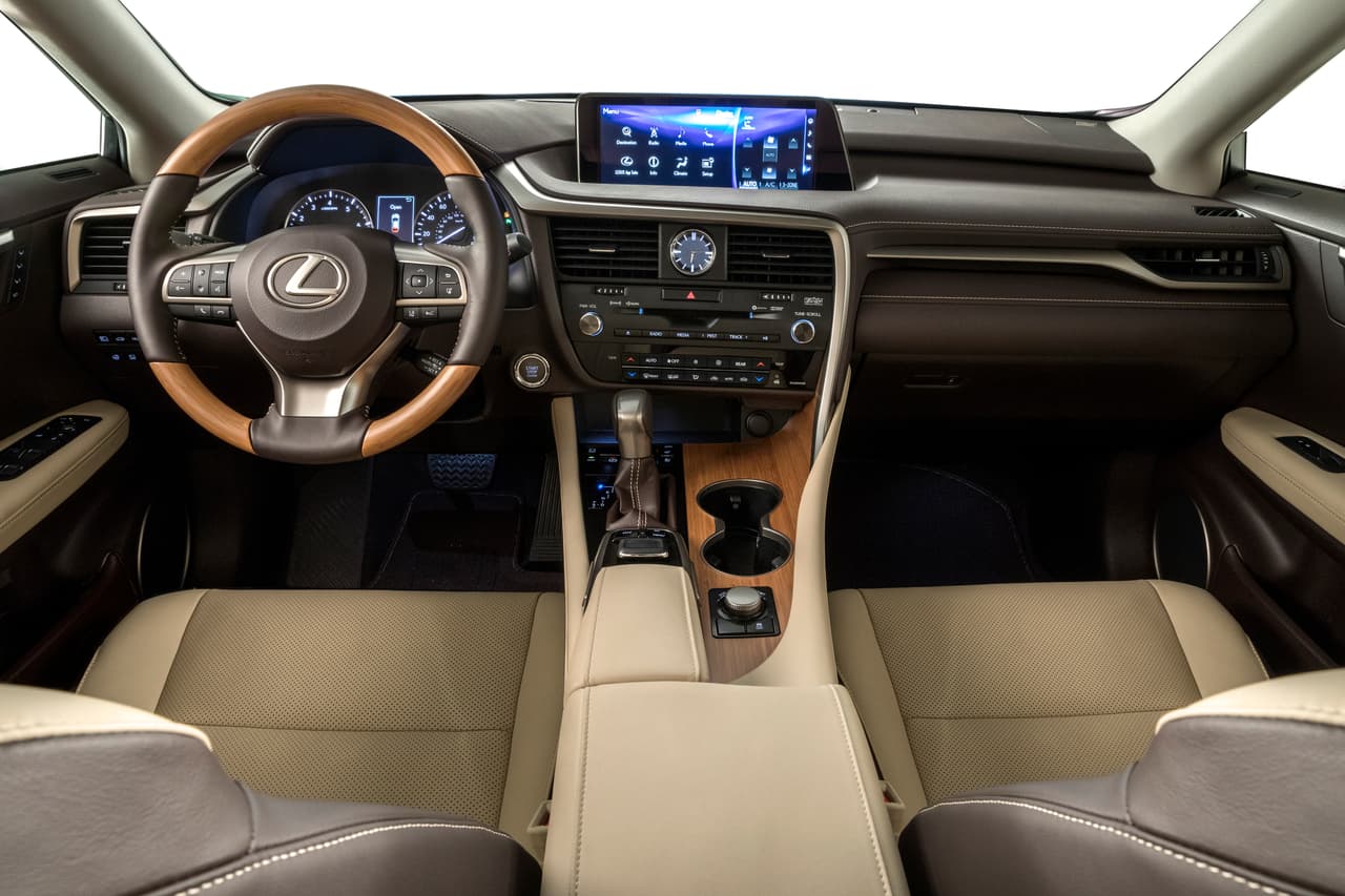 <b>Lexus RX L 2018</b>
<br>El equipamiento interior varía de acuerdo a la versión. Estándar se ofrece una pantalla táctil de ocho pulgadas, dos puertos USB y nueve bocinas. Opcional será la pantalla de 12.3 pulgadas de alta resolución con control remoto y un sistema de sonido Mark Levinson Premium de 15 bocinas.
