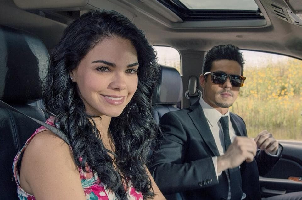 Livia Brito y Eleazar Gómez se prepararon para un día más de grabaciones, pero esta vez en un lugar muy diferente.