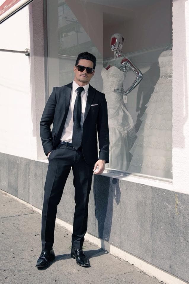 Eleazar esperó afuera de la tienda de vestidos de novia donde Livia grabó con el primer actor Enrique Rocha.