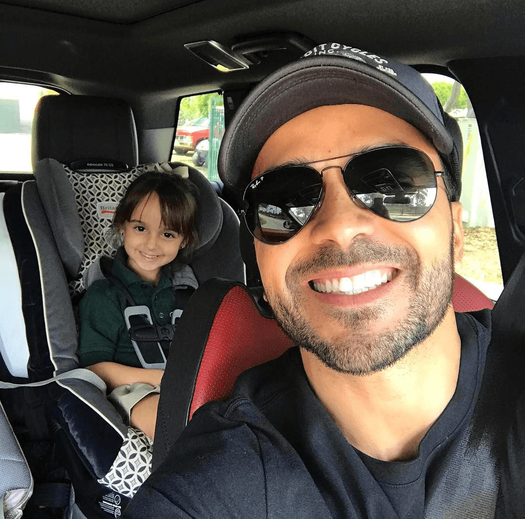 "Aterrice, tiré las maletas en casa y salí corriendo para sorprender a mi princesa en su escuela. This makes everything worth it!
<a href="https://www.instagram.com/explore/tags/priceless/">#Priceless".</a>