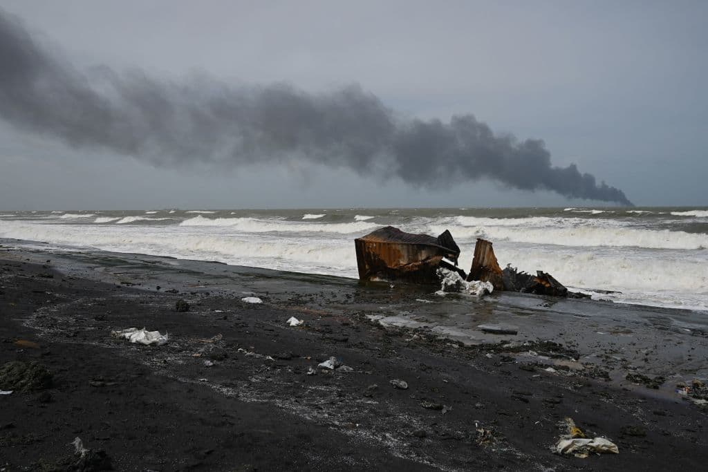 Wijesekera añadió que las autoridades están tomando medidas para proteger la cercana laguna de Negombo y las zonas costeras colindantes ante la posibilidad de un vertido de petróleo. Sin embargo,
<b>las imágenes que han sido distribuidas se puede apreciar el daño causado en las playas</b>.