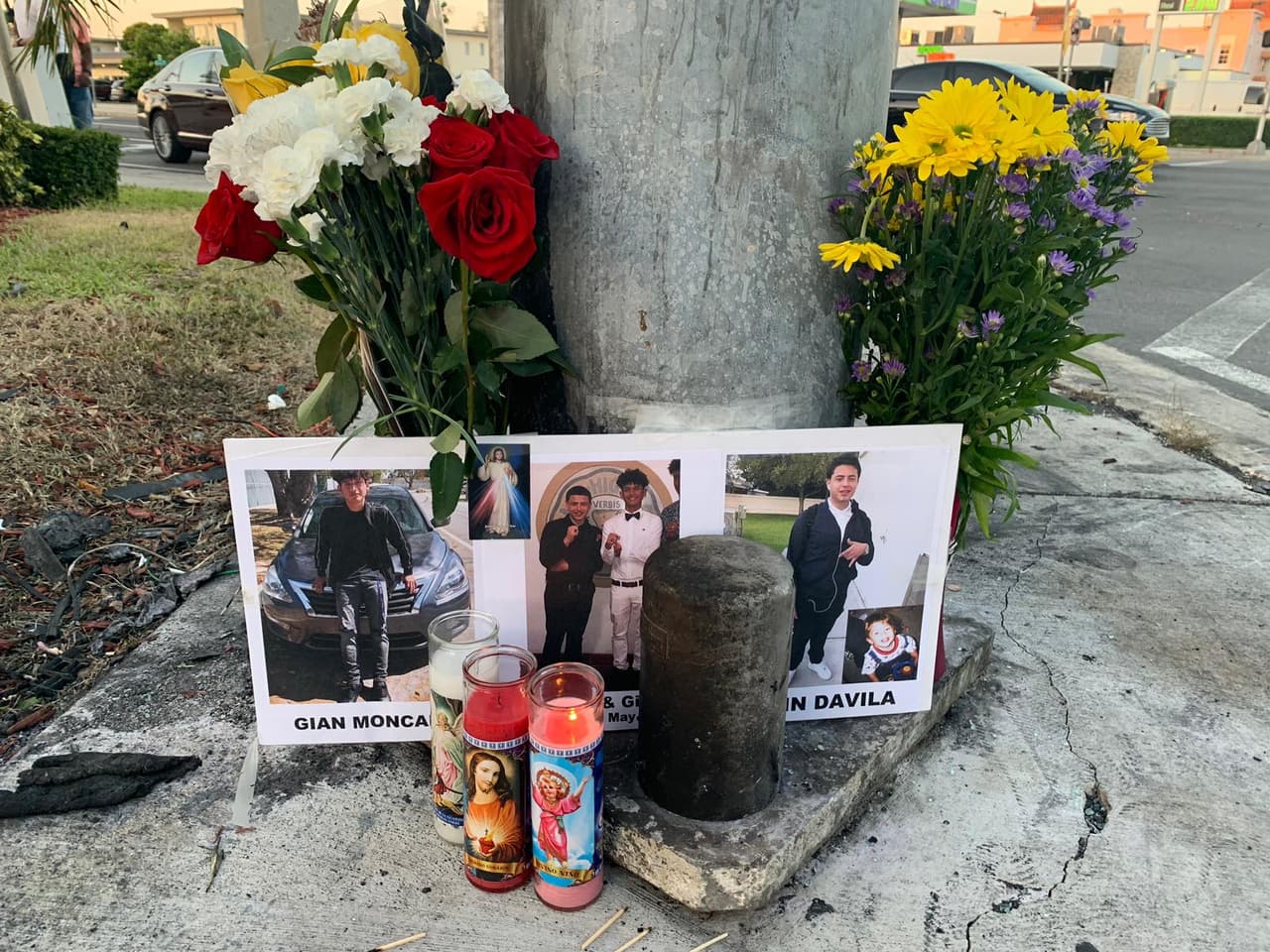 Los amigos del colegio y del equipo de fútbol de las víctimas hicieron un altar en la calle, en donde les dejan flores y velas a los menores.