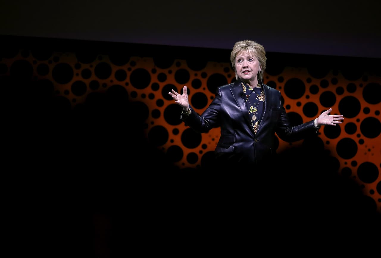 Para Feldman, esto puede significar un cambio en su mensaje. "Es también una señal de que Clinton se está divirtiendo más y está siendo más creativa con su ropa", escribió. "Ahora que Clinton dice que está lista para estar de vuelta en el ojo público, esperamos que esta chaqueta de cuero señale que hay ropa más poderosa por venir".
<br>