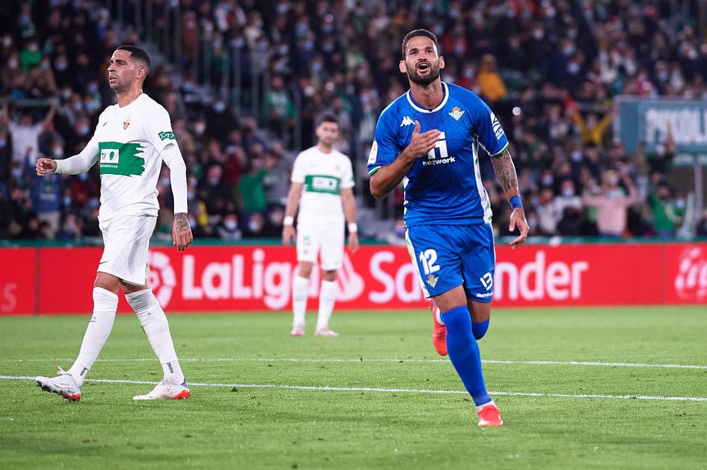 Real Betis golea al Elche 3-0 con anotaciones de Juami Jiménez, Willian José y Nabil Fekir, aún con 10 hombres en la cancha. Andrés Guardado jugó 21' durante el encuentro, mientras que Lainez no tuvo participación.