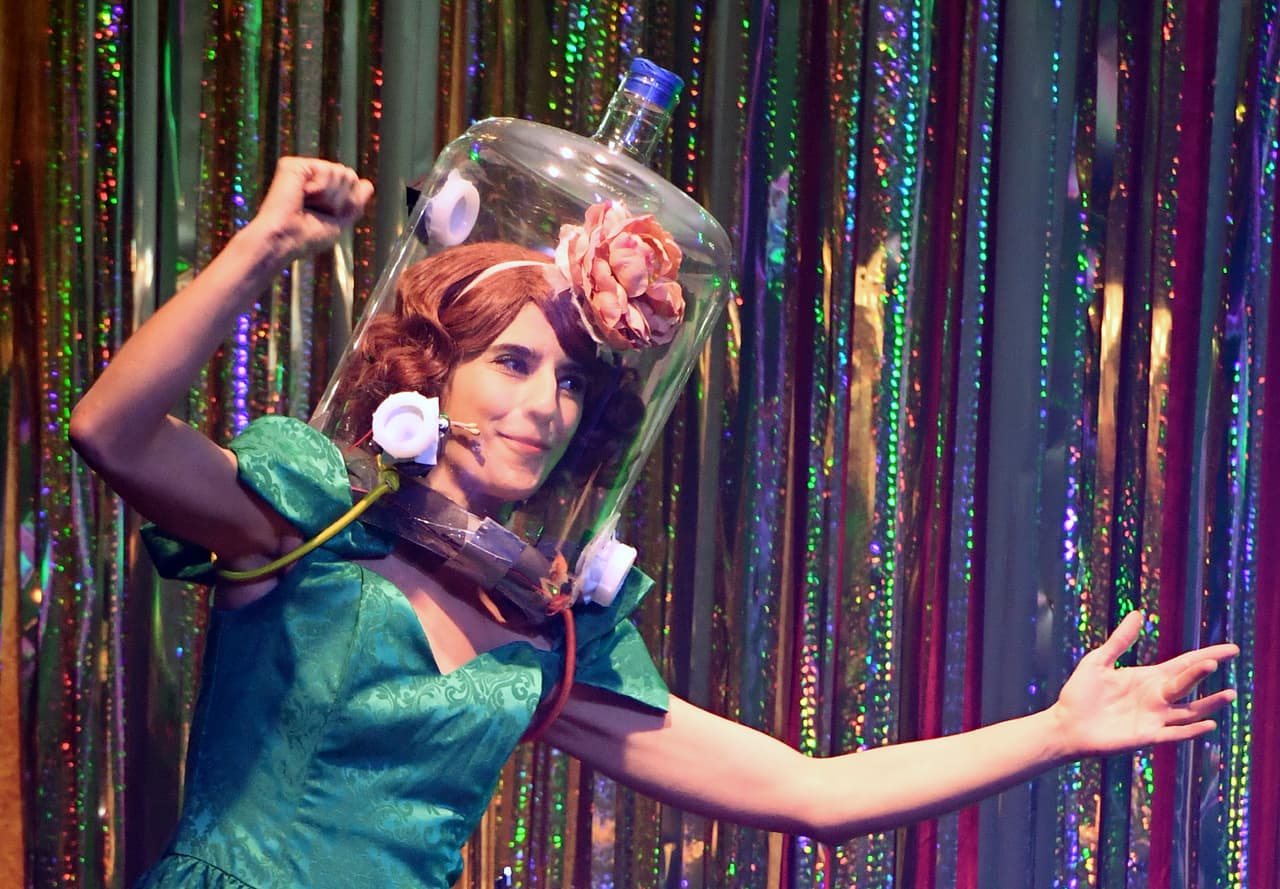 ‘The Penny Pibbets’, otro personaje protagónico, se protege del covid-19 con un casco que parece haber sido creado con una botella de plástico de cinco galones.