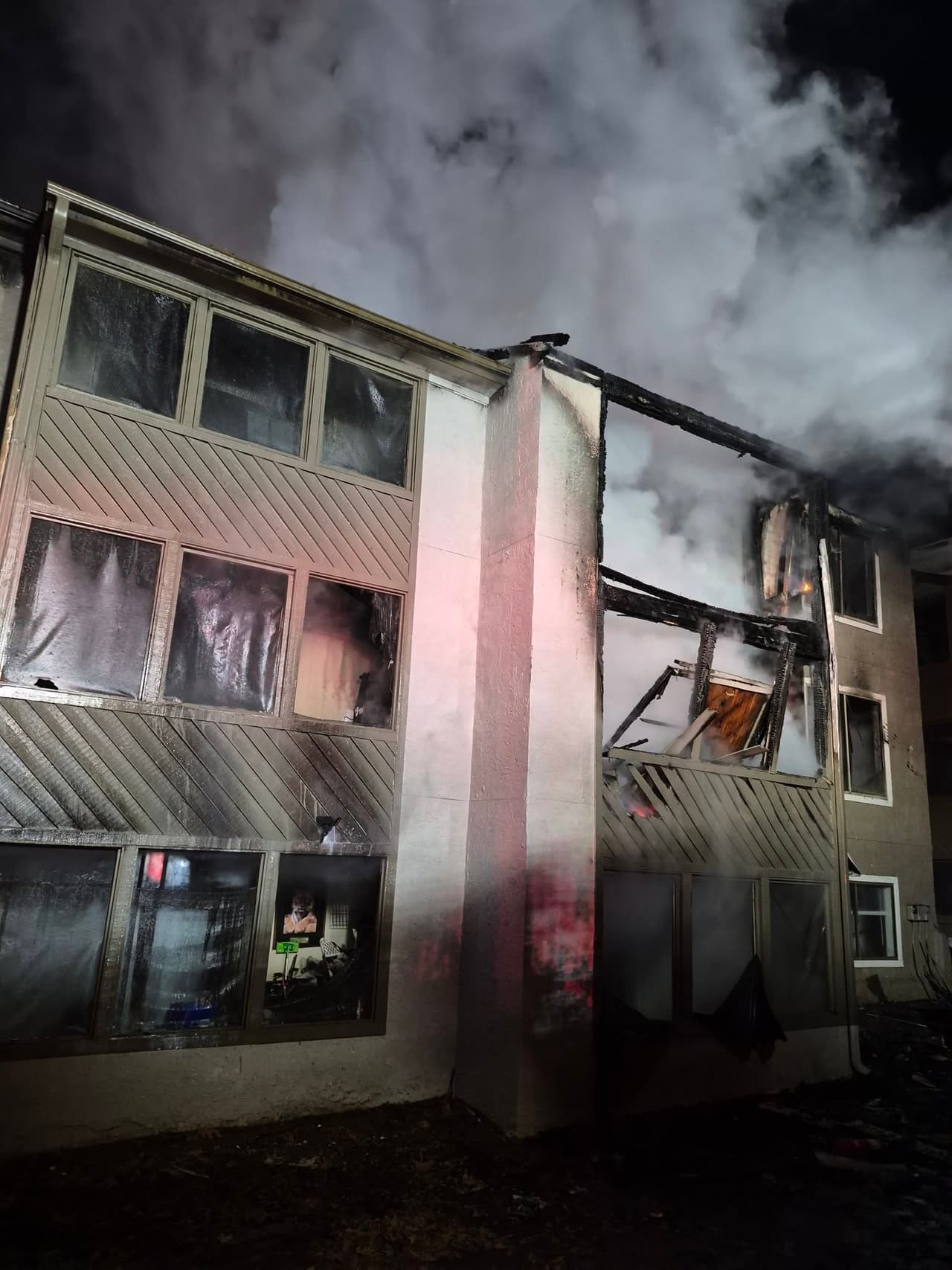 Los bomberos llegaron al lugar a las 10:03 p.m. luego de que una persona llamó al 911.
<br>
<br>Al llegar, los bomberos encontraron un incendio de grandes proporciones en un edificio de apartamentos de tres pisos.